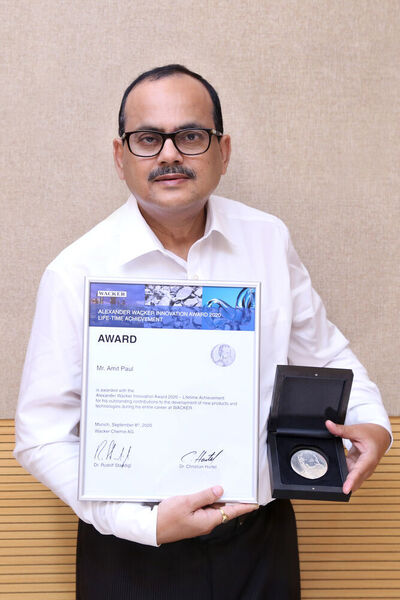 Amit Paul, Forschungschef von Wacker Metroark Chemicals in Indien, mit seinem Lifetime Achievement Award, den Wacker in diesem Jahr zum ersten Mal ausgelobt hat.  (Wacker)