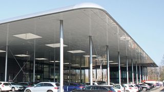 Kestenholz ist der erste Mercedes-Benz-Betrieb (Pkw), der in der Schweiz nach der neuen Markenarchitektur der Daimler AG gestaltet wurde. Markantes Merkmal ist das Dach in Form eines umgedrehten Tablets.  (Bild: Faust/»kfz-betrieb«)