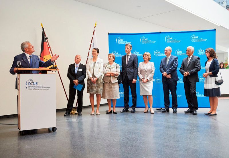 Im Foyer sprechen Prof. Pierluigi Nicotera (Wissenschaftlicher Vorstand und Vorstandsvorsitzender des DZNE) und Bundespräsident Joachim Gauck Begrüßungsworte. (DZNE / Volker Lannert)