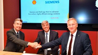 Von links nach rechts: Graham Henley, Senior Vice President Engineering and Project Capability, Shell Projects and Technology, Carlos Maurer, Executive Vice President Sectors and Decarbonisation, Shell Downstream, Stephan May, CEO of Electrification and Automation at Siemens Smart Infrastructure.  (Bild: Siemens Smart Infrastructure)