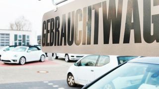 Gebrauchtwagen bleiben teuer. Doch durch den starken Preisrückgang bei den Youngtimern sank der durchschnittliche Angebotspreis im April. (Foto: Martin Achter / kfz-betrieb)