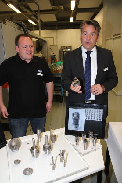 Im Anschluss an den Mapal Dialog am 16. und 17. Juni lud das Unternehmen zur Pressekonferenz, in der neben Fachvorträgen zu neuen Technologien und Verfahren eine Werkzeugvorführung zu bestaunen war. (Bild: Sonnenberg)