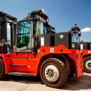 Hier der Blick auf Kalmar-Elektrostapler der Typen ECG 120 short und ECG 150 short, die bei VDM Metals jetzt ihren Dienst tun. Sie charakterisiere der kurze Radstand und die symmetrische Bereifung. 12.000 respektive 15.000 Kilogramm können die Stapler transportieren.(Bild:  Kalmar)