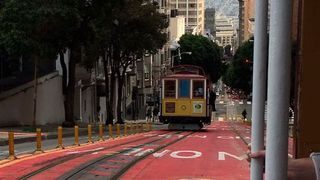 Wir machen eine Zeitreise ins 19. Jahrhundert. Zurück zu den Anfängen der industriellen Revolution. In eine Zeit wo Ärzte fürchteten, dass die die Eisenbahn zu Hirnläsionen führen könnte und Cable Cars Fackelträger der industriellen Revolution waren.  (Sergio Caré)