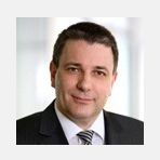 Titel, Name: Dr. Kai Beckmann Geburtsjahr, -ort: 1965 in Hanau Funktion: Mitglied der Geschäftsleitung Firma: Merck KGaA  Ausbildung: 1984-1989 Studium der Informatik an der Technischen Universität Darmstadt berufsbegleitendes Studium der Wirtschaftswissenschaften Abschluss: Promotion 1998    Berufliche Laufbahn: 1989 IT Systemberater bei Merck 1999-2004 Hauptabteilungsleiter für Informationsmanagement und Beratung bei Merck 2004-2007 Geschäftsführer der Merck-Gesellschaften in Singapur und Malaysia 2007-2011 Chief Information Officer, verantwortlich für die Abteilung Corporate Information Services Seit 2011 Leiter des Ressorts Personal, Chief Administration Officer und Mitglied der Geschäftsleitung von Merck, zuständig für Group Human Resources, Group Information Services, Site Operations und Inhouse Consulting  Besonderes: Mitglied des Vorstandes des Bundesarbeitgeberverband Chemie e.V. (BAVC) Mitglied des Vorstandes des Arbeitgeberverband Chemie und verwandte Industrien für das Land Hessen e.V. (HessenChemie) Mitglied des Kuratoriums des Fraunhofer Institut für Graphische Datenverarbeitung IGD  Familienstand: verheiratet, ein Kind  (Bild: Merck)