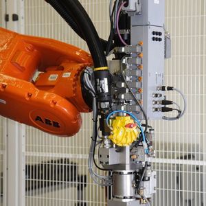 Die Robotersteuerung IRC5 kontrolliert sämtliche Funktionen des komplexen Kleberauftragsystems und vereinfacht so das Programmieren der gesamten Applikation.