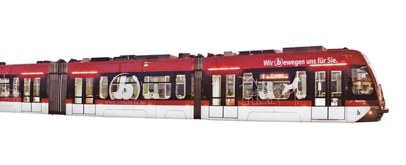 Red Dot Award 2015 - Stadtbahn Solaris Tramino Braunschweig von Hersteller Solaris Bus & Coach S.A., Polen: Für den Tramino Braunschweig wurden integrierte Designlösungen geschaffen, die operative Anforderungen an ein modernes öffentliches Verkehrssystem und leistungsfähige technische Lösungen kombinieren. Das Fahrzeugdesign vereint hohe Funktionalität und emotionale Komponenten, um eine möglichst große Akzeptanz für die neue Bahn zu erreichen. Ein markantes Exterieurdesign und ein großzügiges, modernes und barrierefreies Interieur prägen das Erscheinungsbild. (Bild: Red Dot)