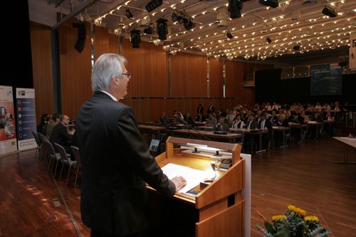 Über 150 zahlende Teilnehmer fanden am 6. Oktober 2010 den Weg ins Coburger Kongresshaus zum 3. Cluster-Forum „Schlanker Materialfluss – innovative ganzheitliche Logistiklösungen“.  (Archiv: Vogel Business Media)