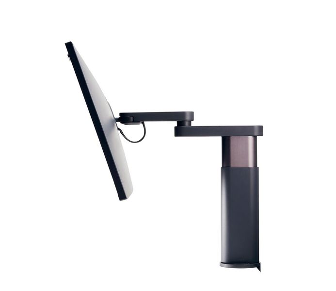 Die Höhe und Neigung des Panels wird durch Motoren verändert. Ein KI-System mit eigener Kamera erledigt das abhängig von der Augenhöhe des Users automatisch und kann auch die Monitorposition verändern, um eine lange Bildschirmarbeit ohne Positionsveränderung zu verhindern.    (Bild: LG)