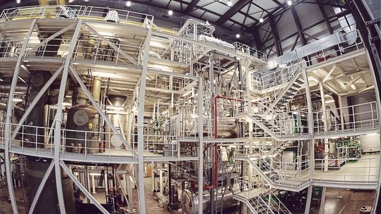 In der Verbrennungsanlage „Brenda“ am KIT testen Forscher, ob und in welchem Umfang PFAS über die Abfallverbrennung in die Umwelt gelangen.(Bild:  KIT)