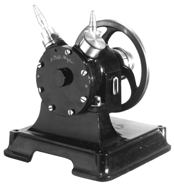 1910: Arthur Pfeiffer entwickelt die rotierende Öl-Luftpumpe, die erste ölfreie Vakuumpumpe mit einer bis dahin ungekannten Leistungsfähigkeit. (Pfeiffer Vacuum)