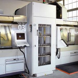 Auf dieser Doppelmaschine wird ausschliesslich die Hartbearbeitung über Schleifen mit Kühlmittel durchgeführt.