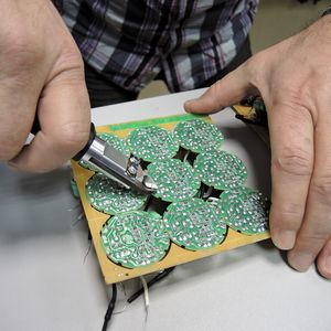 Bild 2: Deprag-Leiterplattenzange beim prozesssicheren Ablängen von Leitungsüberständen auf einer Platine aus der Elektrobranche.