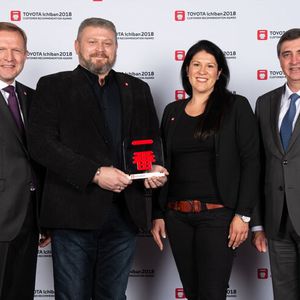 Kategorie bis 200 Neuzulassungen: Guido und Jana Rosenheinrich (Mitte) vom Autohaus Rosenheinrich mit Deutschland-Chef Alain Uyttenhoven und Europa-CEO Johan van Zyl.(Bild:  Toyota)