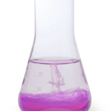 Phenolphthalein Indikatorlösung, wie es sie etwa bei Carl Roth zu kaufen gibt (Bild: © vonWolkenegg - stock.adobe.com, Carl Roth)