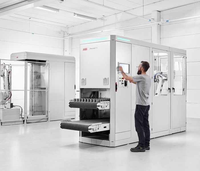 Flexloader M Conveyor zum Beispiel arbeitet mit Förderband und verfügt über ein einfaches, aber leistungsstarkes Bildverarbeitungssystem, durch das auch Werkstücke mit komplexen Formen schnell zugeführt werden können, sagt ABB. (ABB)