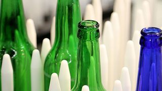 Zwischenspeicher: Die Austauschflaschen werden vorgehalten, um aussortierte Flaschen mit optimierten Verfahrwegen im Durchlauf zu ersetzen. (Bild: Parker Hannifin)