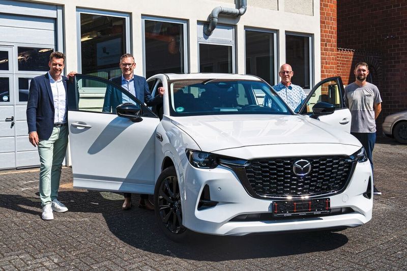 Georg Schulte, Direktor Service Mazda Motors Deutschland (links), übergab die Fahrzeuge an  Nicholas Kirch, Geschäftsführer der Kreishandwerkerschaft Bergisches Land zusammen mit den ÜBL-Meistern Ralf Birlenberg und Johannes Solbach.(Bild:  Mazda)