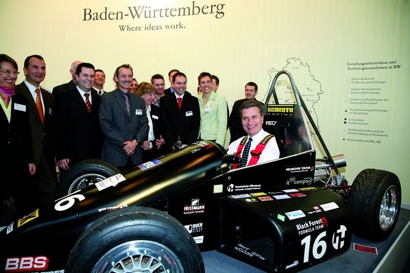 Export ist der Wirtschaftsmotor für Baden-Württemberg. Da mögen inländische Ventile klemmen, dieser Motor schnurrt weiter. Dafür sorgt ein Boxenteam für die Außenwirtschaft, wie sich Ministerpräsident Günter H. Öttinger auf der Hannover-Messe überzeugte. (Archiv: Vogel Business Media)