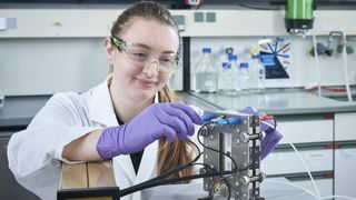 Eine CO2-neutrale chemische Produktion: Dieses Ziel wollen Forschende im Projekt Etos mit Strom aus erneuerbaren Energien erreichen. (Bild: Amadeus Bramsiepe, KIT)