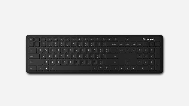 Das Bluetooth Keyboard verfügt ebenfalls über die beiden neuen Tasten für Office 365 und die Emoji-Leiste. (Microsoft)