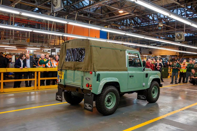 Ja, wirklich: Der letzte Defender hat das Land-Rover-Werk im britischen Solihull verlassen. (Foto: Land Rover)