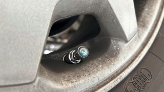 Alles richtig gemacht: Auch mit Kappe ragt das Ventil seitlich nicht über das Rad hinaus und die Materialpaarung von Ventilkörper und -kappe führt nicht zu elektrochemischer Korrosion. (Bild: Diehl – VCG)