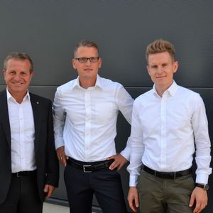 Thomas Peckruhn (Geschäftsführer),  Sebastian Peckruhn (Finanzen) und Christoph Peckruhn (Leiter Vertrieb) freuen sich auf die baldige Eröffnung ihres Skoda-Autohauses in Leipzig.(Bild:  Michel / »kfz-betrieb«)