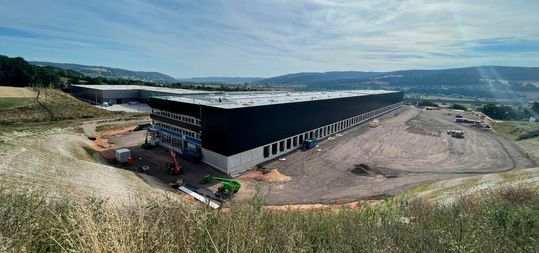 Cargoline-Hub Niederaula (im Bau): Mindestens 74 Prozent des Gesamtenergiebedarfs für die Wärme- und Kälteversorgung werden durch emissionsfreie erneuerbare Energien gedeckt.(Bild:  Cargoline)