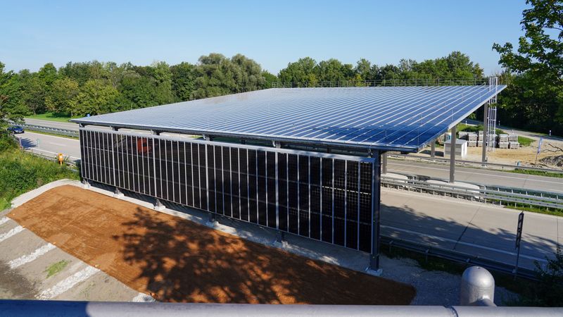 Die Photovoltaik-Überdachung ist rund 35 Meter lang.(Bild:  Thomas Winszczyk/StMB)