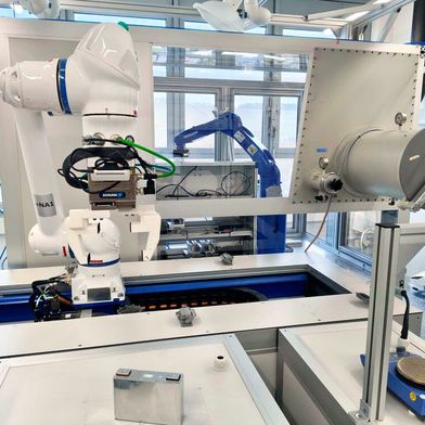 Europa ist bei Batterierohstoffen von Asien abhängig. Gleichzeitig steigt der Bedarf an Batterien für die Energiewende. Einen Ausweg aus dem Dilemma weist das direkte Recycling von LFP-Batterien, wie es am ISC in Würzburg entwickelt wurde. Hier eine Demontageeinheit bei der Arbeit ... (Bild: Fraunhofer ISC)