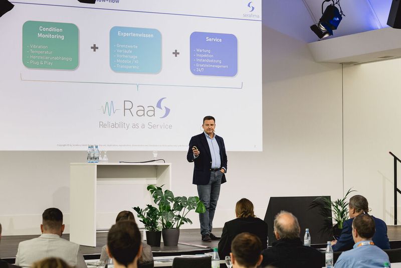 Stephan Jakob von Serafima zeigt, wie hybride Modelle aus Expertenwissen und Low-Code-Analystics das Asset Performance Management beschleunigen. (Bild: Stefan Bausewein)