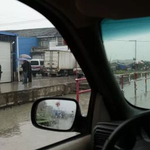 Die Fälscherwerkstätten sind oft unauffällig und befinden sich in abgelegenen Hinterhöfen oder Wohngegenden. Durch Observationen werden sie ausfindig gemacht.