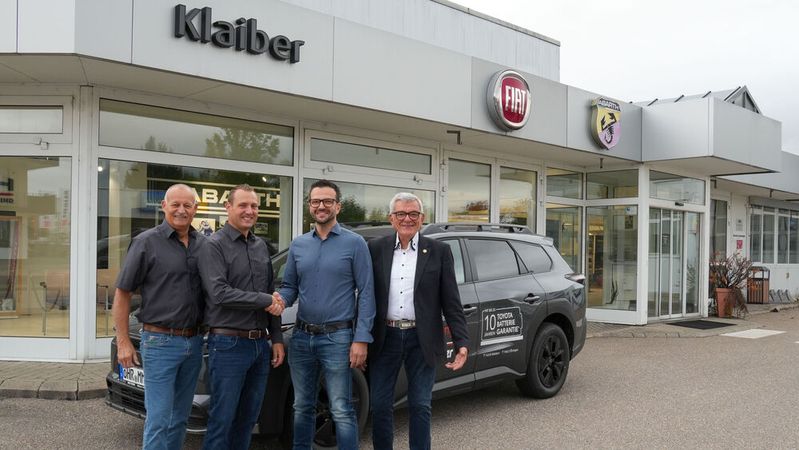 Helmut und Marco Metzger freuen sich mit Timo und Dieter Klaiber (v.l.n.r.), dass der ehemalige Autolöwen-Betrieb in Öhringen als Gebrauchtwagenstandort und freie Meiterwerkstatt fortgeführt wird.(Bild:  Autohaus Metger)