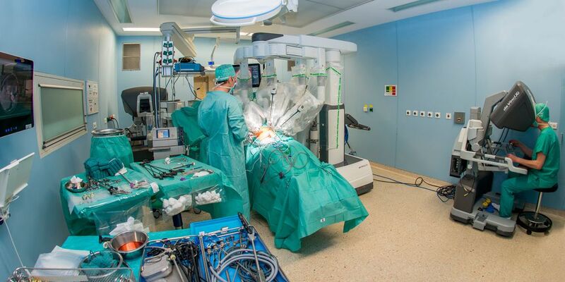Bei einer OP mit dem Operationsroboter „DaVinci“ übernimmt der Roboter die Bewegung der Instrumente. Der Chirurg sitzt dabei an einer Konsole und steuert von dort aus die Roboterarme. (Bild: Universitätsklinikum Heidelberg)