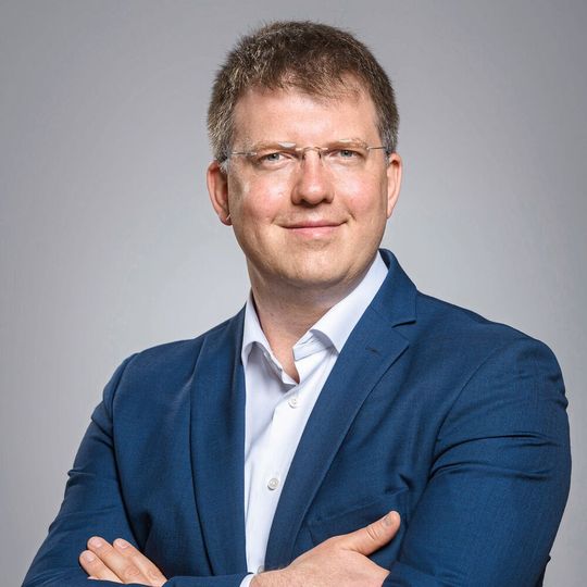 Dr. Felix Lenk hat mit seinem Team das Forum und die Sonderschau Digitale Transformation auf der Analytica organisiert. Dr. Felix Lenk hat mit seinem Team das Forum und die Sonderschau Digitale Transformation auf der Analytica organisiert.