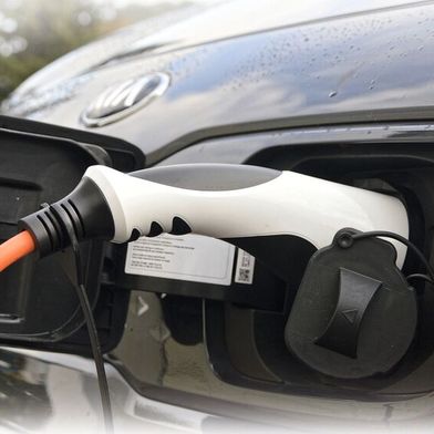 Die erneute staatliche Förderung von Elektro­autos und Plug-in-Hybriden dürfte deren Restwerte zusätzlich schwächen. (Bild: Achter – VCG)