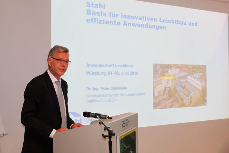 Dr. Peter Dahlmann vom  Stahlinstitut erläutert in seinem Vortrag „Stahl als Basis für innovativen Leichtbau“, welchen Beitrag Stahl zu modernen Leichtbaukonzepten liefern kann. (V.Siegl/konstruktionspraxis)