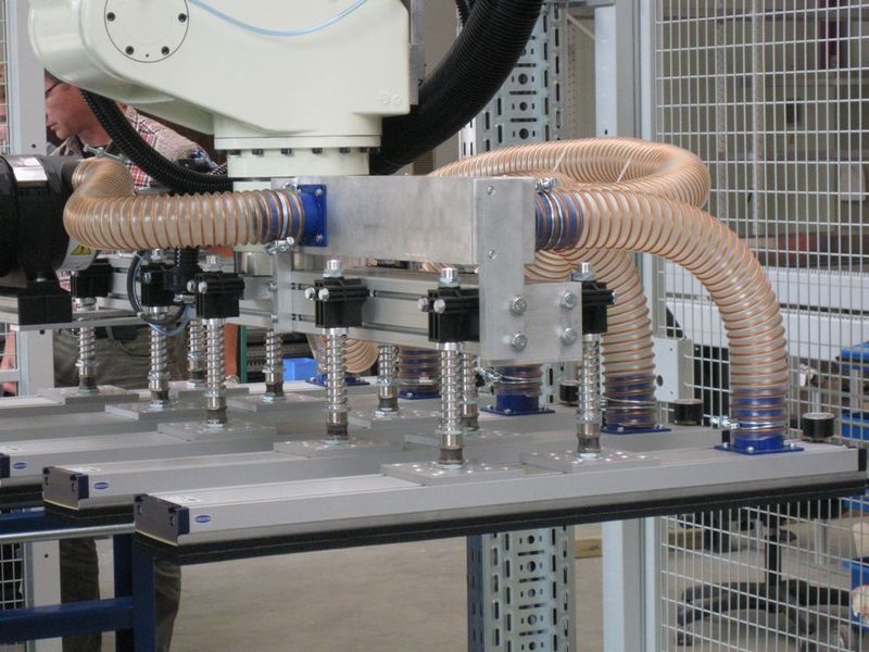 Aufgrund der unterschiedlichen Teilegrößen konstruierte de Man Querschieber und Vakuum-Flächengreifer so, dass alle Produktvarianten damit gefahren werden können und Unterbrechungen im Palettierprozess vermieden werden. Bild: de Man (Archiv: Vogel Business Media)