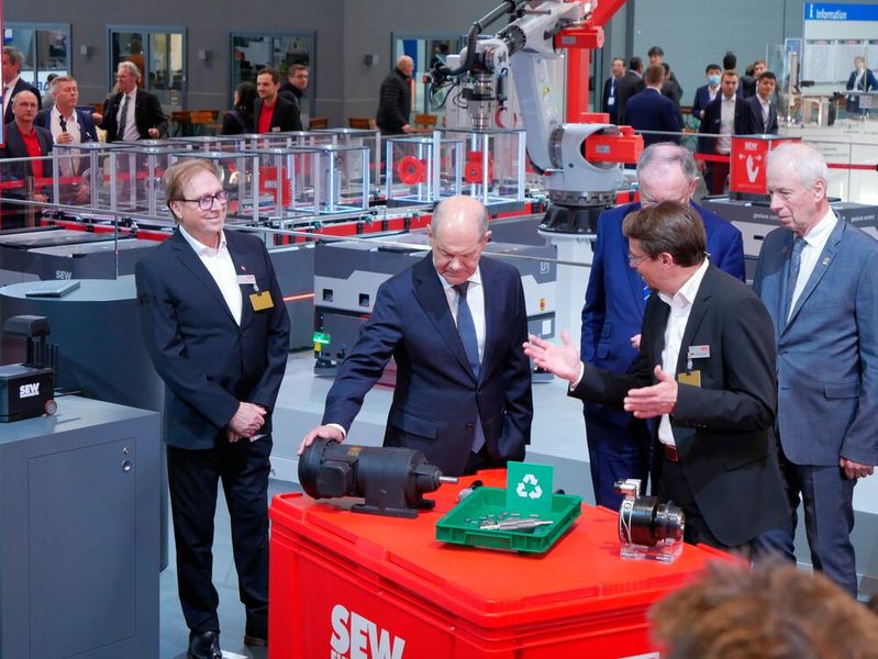 Jörg Hermes (rechts), Chief Operating Officer von SEW-Eurodrive, erklärte unter anderem, wie mithilfe der Entmagnetisierung von Getrieberotoren ressourcenschonendes Recycling möglich wird.  (Bild: Sandro Kipar/VCG)