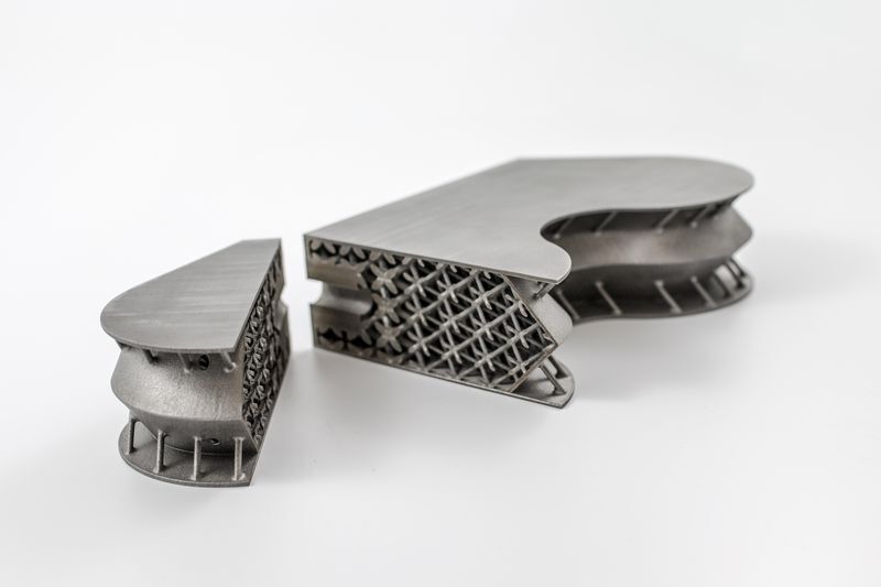 Diese Gitterstrukturen können auch im Inneren der Bauteile liegen um Gewicht zu sparen und trotzdem den mechanischen Anforderungen gerecht zu werden. (Bild: Materialise)