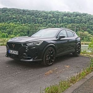 2) Vorne beeindrucken der riesige Kühlergrill und die Frontschürze.(Bild:  Sven Prawitz)