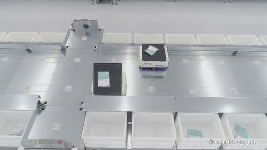 Die robotergestützte Stückgutsortierung überzeugt durch eine hohe Flächeneffizienz und einen ergonomischen Materialfluss.(Bild:  Daifuku Co.)
