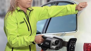 Schneller in die e-mobile Zukunft – der Ladesteckverbinder des kombinierten AC-/DC-Ladesystems spart Zeit.  (Bild: Phoenix Contact)