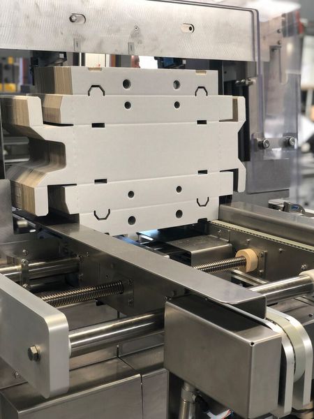 Kompakt, schnell, flexibel: Kartonaufrichter von Sema Systemtechnik. Die Pilz-Lösung für die sichere Kartonagenzufuhr sorgt hier dafür, dass die Zufuhröffnung keine Gefahr darstellt, wenn dort keine Kartonzuschnitte mehr anstehen.  (Bild: Pilz)