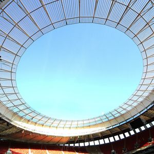 m Innenring des Stadiondachs sind Platten aus dem Polycarbonat Makrolon von Bayer auf einer Fläche von 7.500 Quadratmetern montiert.