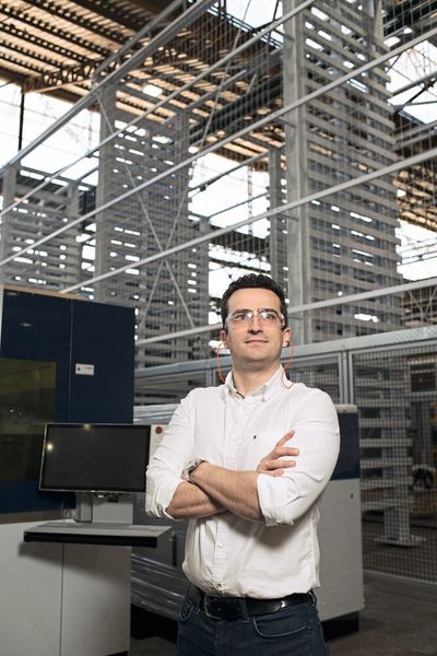 Der Industrieingenieur Jeferson Rossi Fenner ist von der Produktivität der neuen Trumpf-Laserschneidmaschinen völlig überzeugt. (L. Lermen)