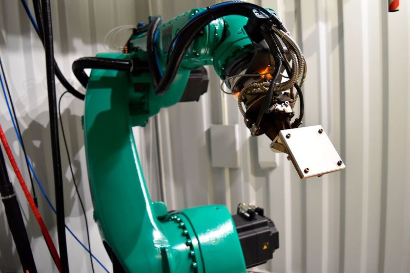 Blick auf den Roboter der WAAM-Anlage am Fraunhofer IAPT in Hamburg-Bergedorf, mit dem die Versuche zur Entwicklung des digitalen Assistenzsystems mit XR-Brille auf Basis des Maschinellen Lernens durchgeführt wurden. (Bild: IAPT)