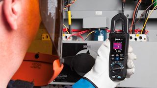 Die Stromzange Flir 174 verfügt über eine integrierte Wärmebildkamera. (Conrad)