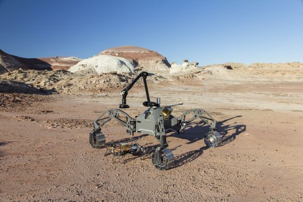 SherpaTT und Coyote III im Rendezvous-Manöver mit angedockten Nutzlsatcontainern an beiden Rovern. (DFKI GmbH)